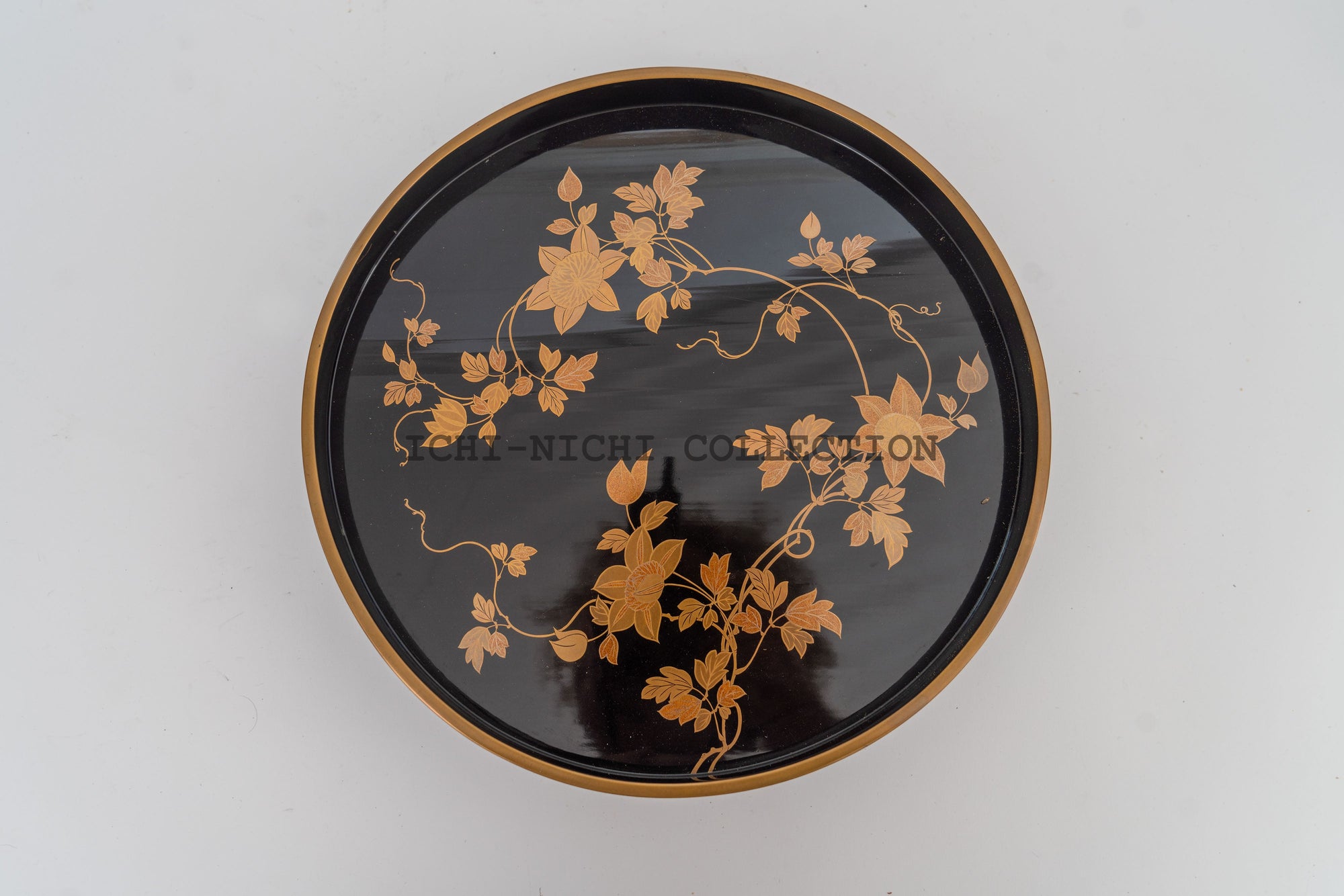 Early Meiji era, Uoya Hanbei, iron wire arabesque gold lacquerware round tea tray set of 5, 30.5cm diameter, original box.