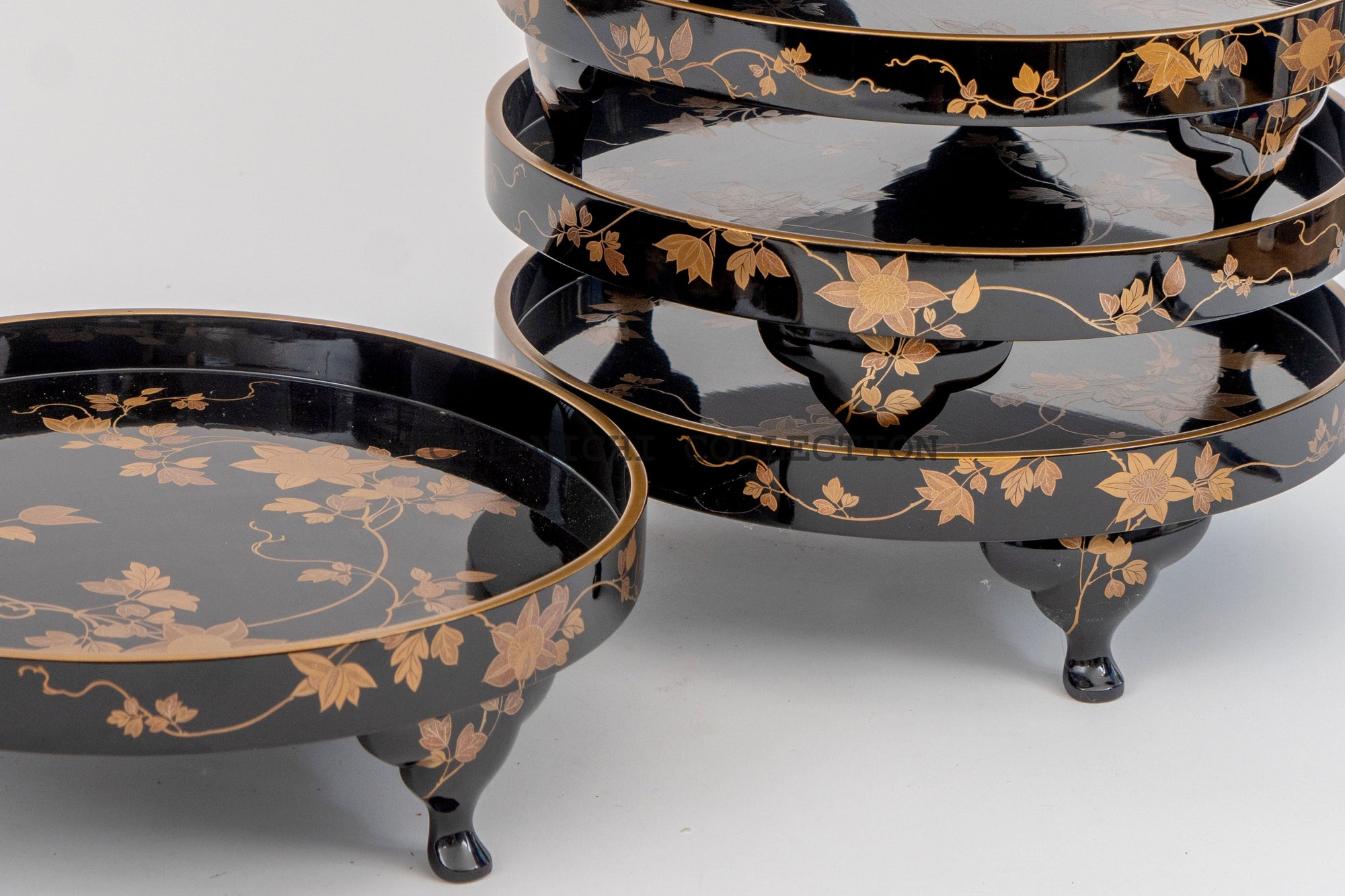 Early Meiji era, Uoya Hanbei, iron wire arabesque gold lacquerware round tea tray set of 5, 30.5cm diameter, original box.