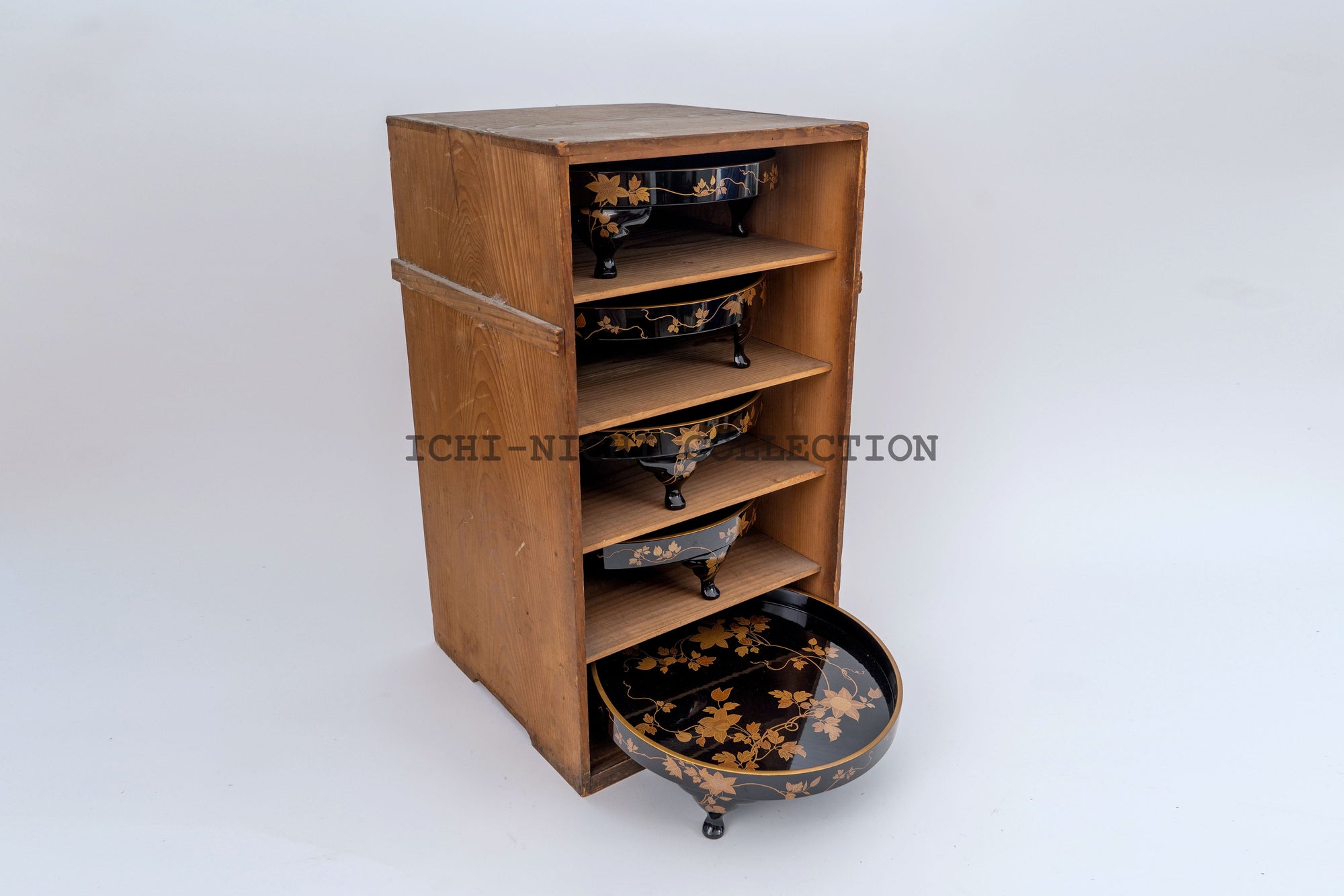 Early Meiji era, Uoya Hanbei, iron wire arabesque gold lacquerware round tea tray set of 5, 30.5cm diameter, original box.